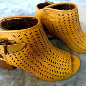 White Mountain Size 9.5 Women’s Tan Peep Toe Sandals, Good Condition